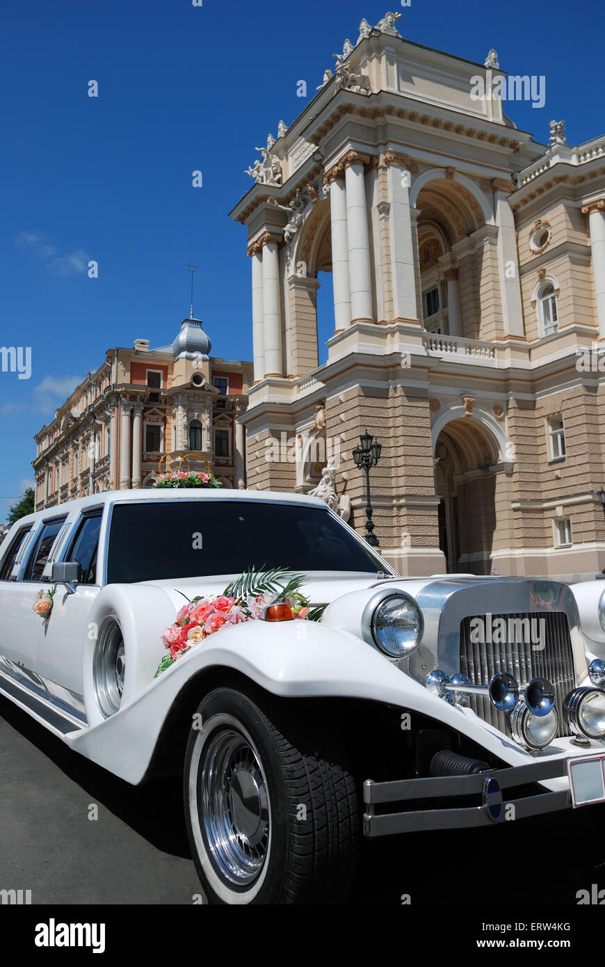 Weiße Hochzeit Limousine neben dem prächtigen Haus Stockfoto