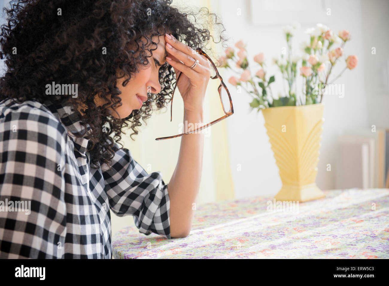 Ängstlich Mischlinge Frau am Tisch sitzen Stockfoto