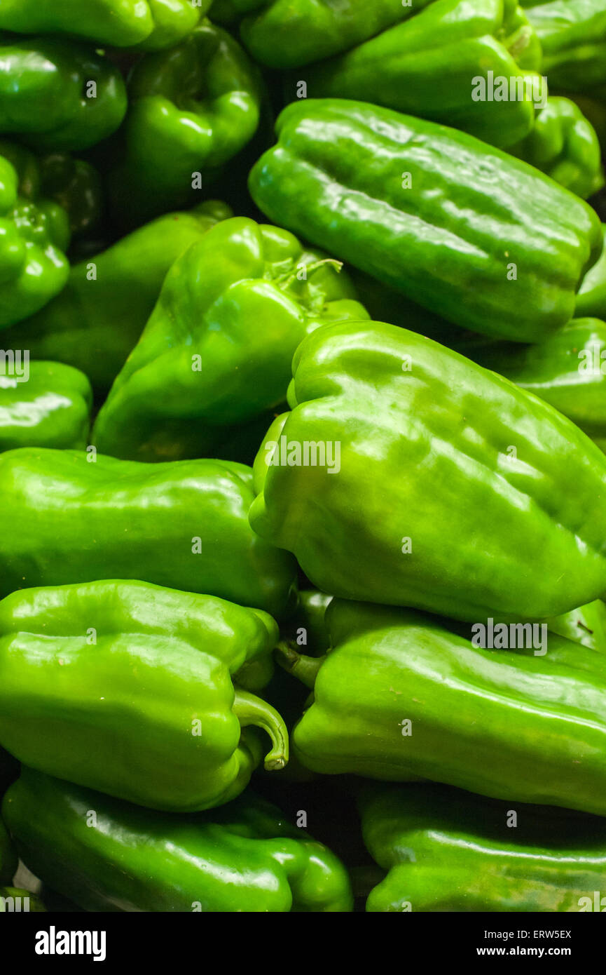Grüne Paprika Roh und frisch Heap in Markt hautnah Stockfoto