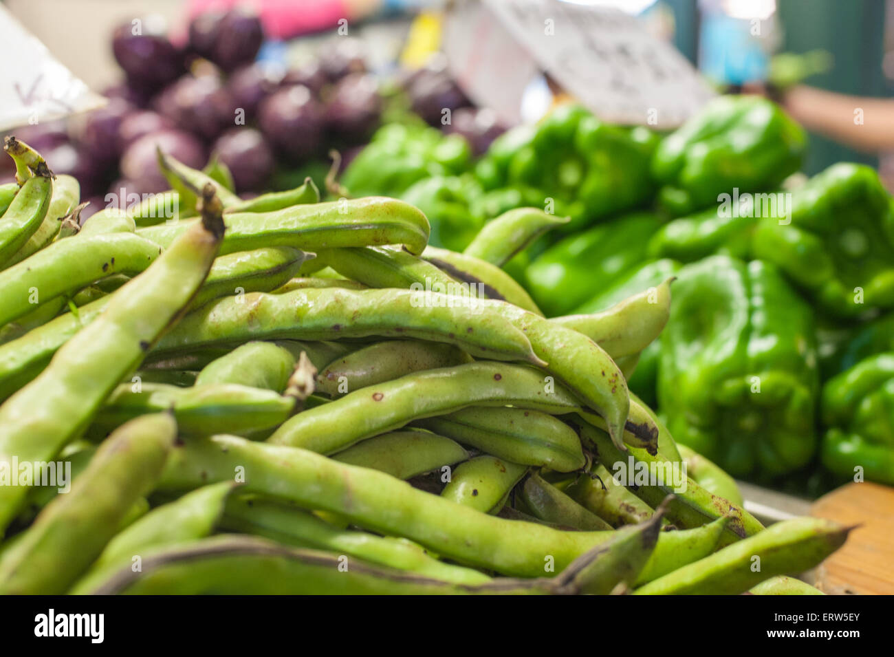 Grüne breite Roh und frisch Heap in Markt mit Paprika und Auberginen aus Fokus Hintergrund Stockfoto