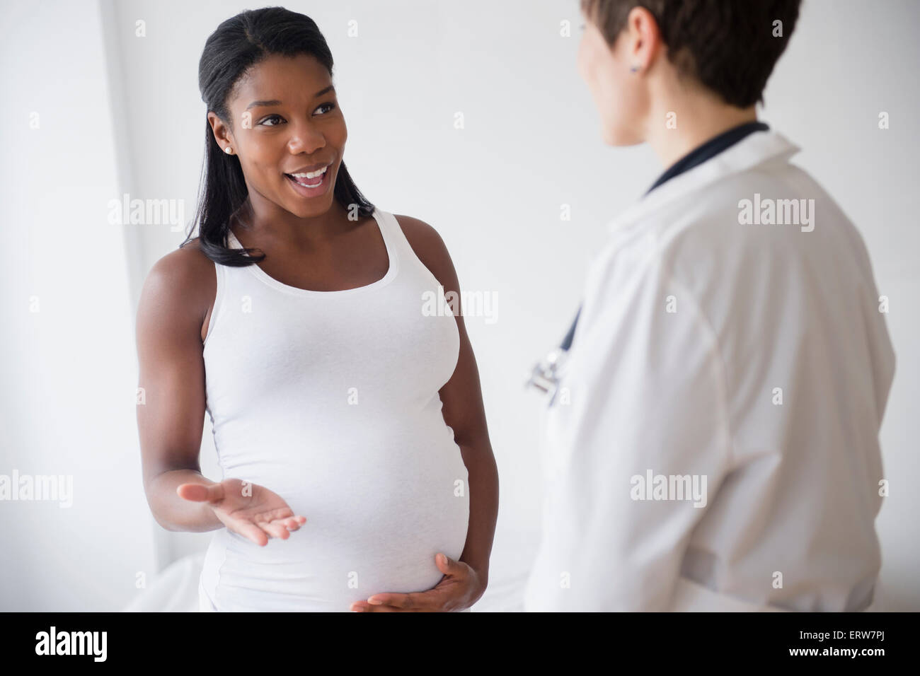 Schwarze schwangere Frau Rücksprache mit Arzt Stockfoto