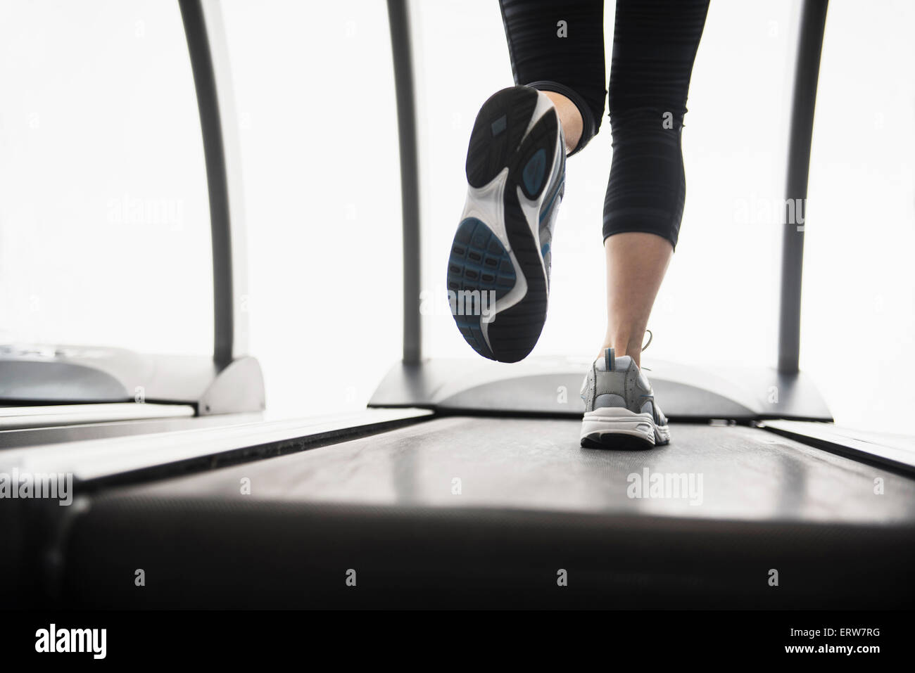 Beine Mischlinge Frau auf Laufband Stockfoto