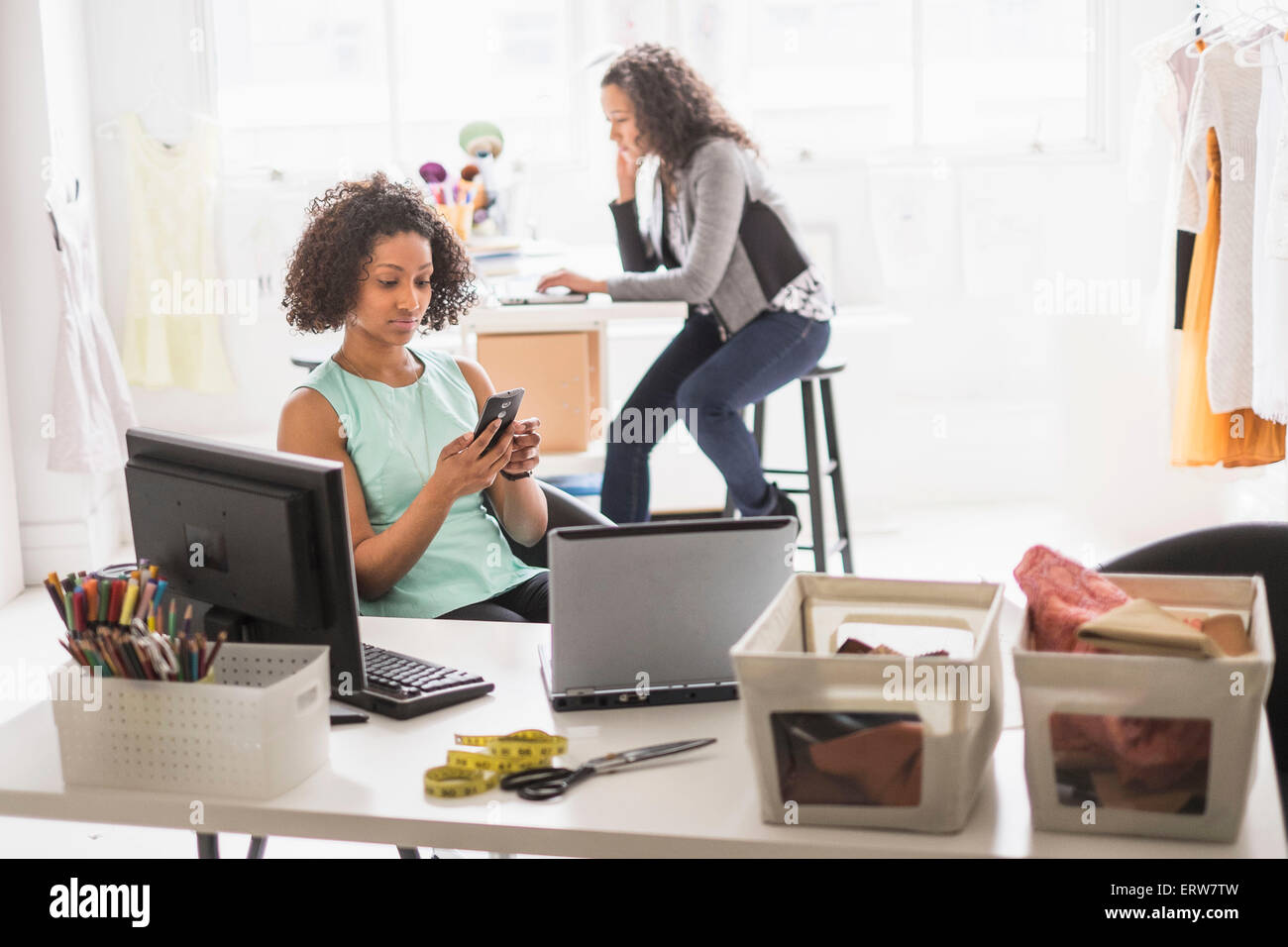 Geschäftsfrauen, die Arbeiten am Schreibtisch im Büro Stockfoto