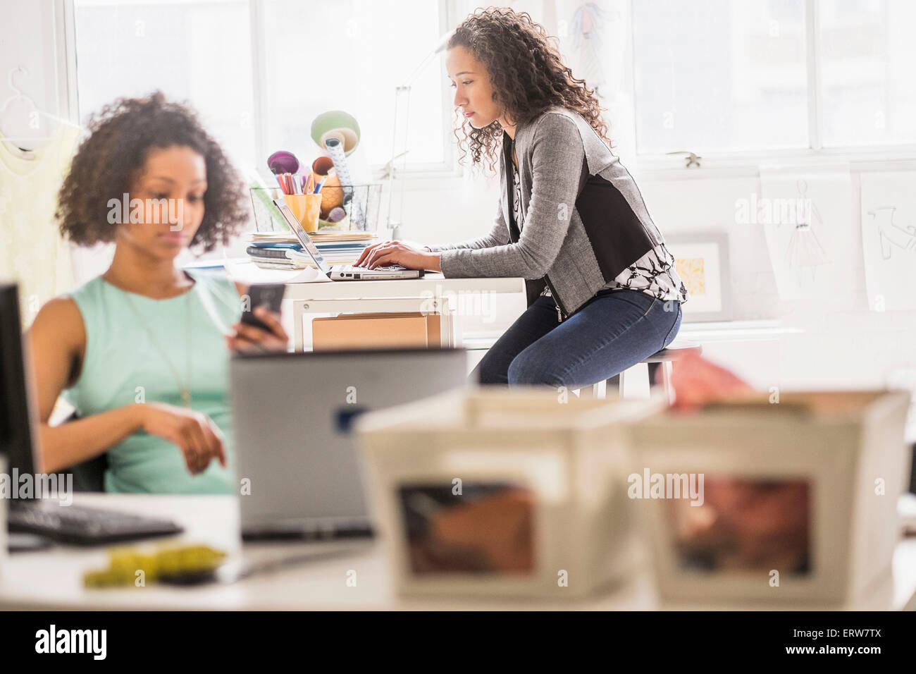 Geschäftsfrauen, die Arbeiten am Schreibtisch im Büro Stockfoto