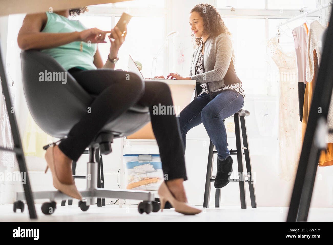Unter Schreibtisch Geschäftsfrauen, die im Büro arbeiten anzeigen Stockfoto