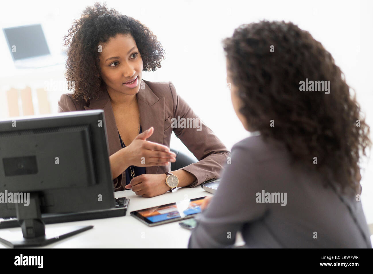 Unternehmerinnen im Gespräch im Büro treffen Stockfoto