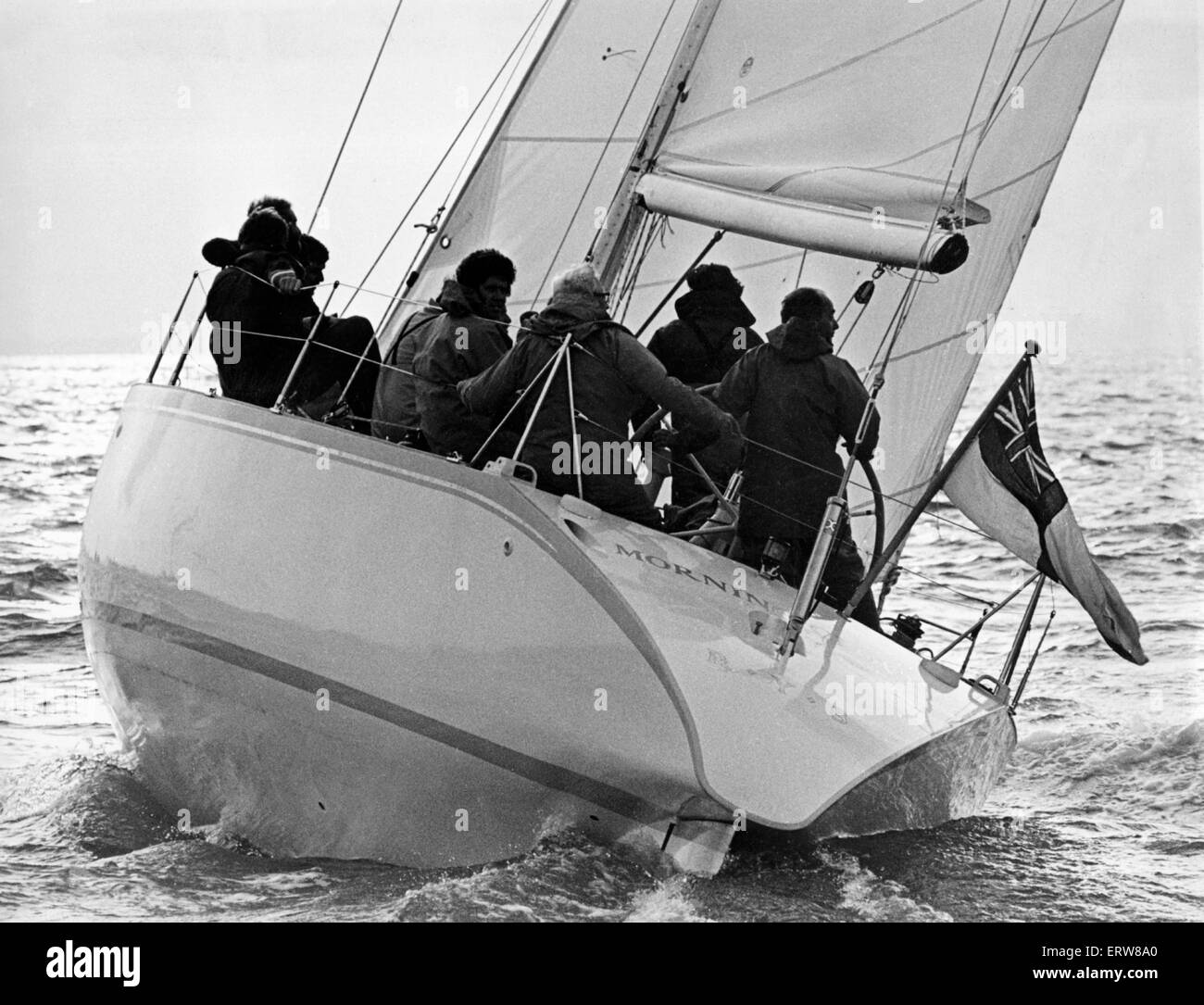 AJAX NEWS FOTOS - 1981 - KANAL RACE - MORGEN CLOUD IV - EIGENTÜMER EDWARD HEATH SITZT IN DER STERN-BLÄTTER MIT SEGELN BERATER OWEN PARKER. PETER NICHOLSON IST AUF DEM RAD ZU BEGINN DES RENNENS. FOTO: JONATHAN EASTLAND/AJAX REF: 813107/KANAL/MORGEN CLOUD IV. Stockfoto