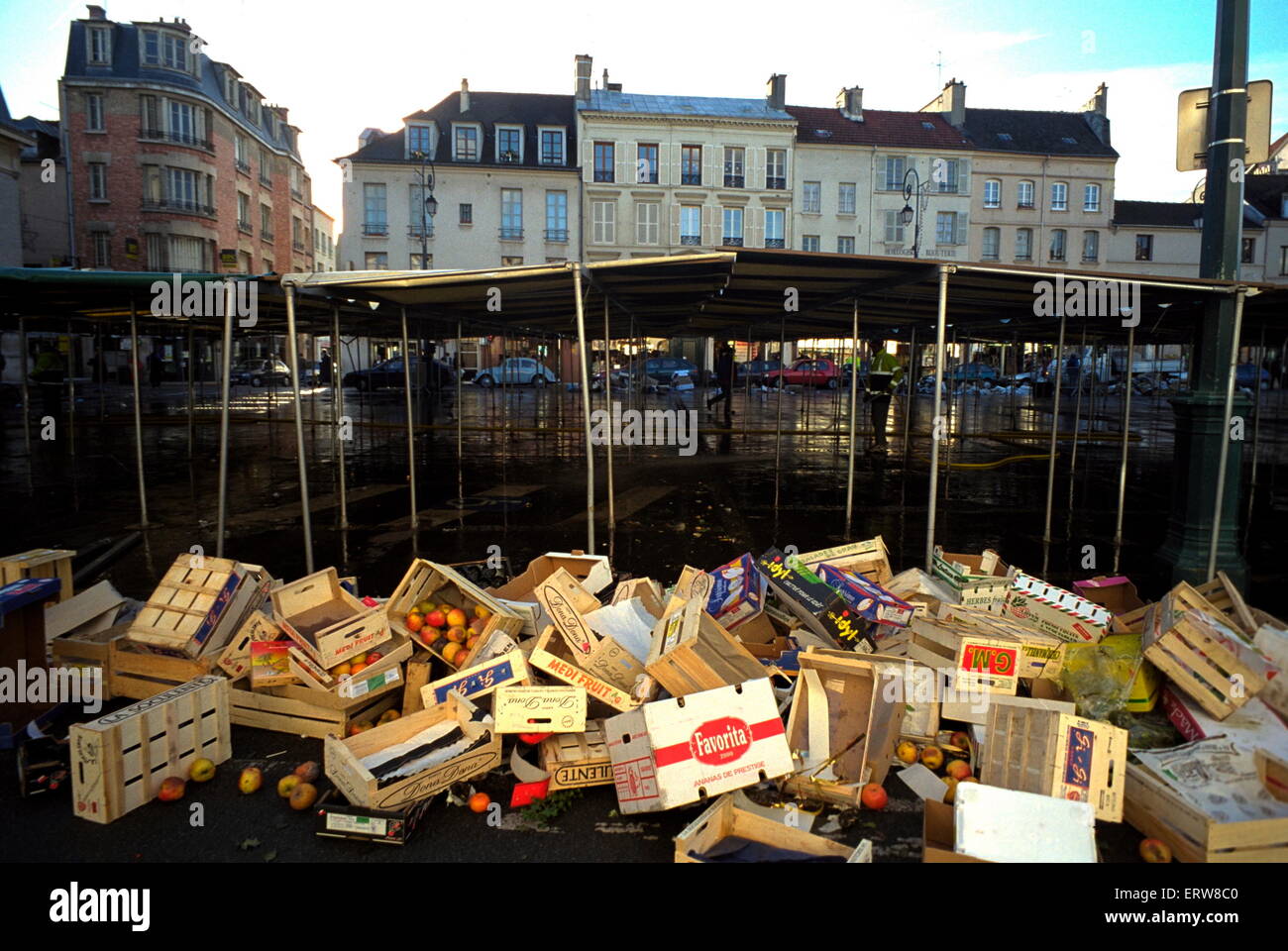 AJAXNETPHOTO. ST. GERMAIN EN LAYE, FRANKREICH. -MARKTPLATZ - VERWORFEN, OBST UND GEMÜSE-BOXEN UND FAULENDE FRÜCHTEN ERWARTEN ENTSORGUNG AM ENDE DER MORGENMARKT IM ZENTRUM VON TOW. FOTO: JONATHAN EASTLAND/AJAX REF: 1708 24 Stockfoto