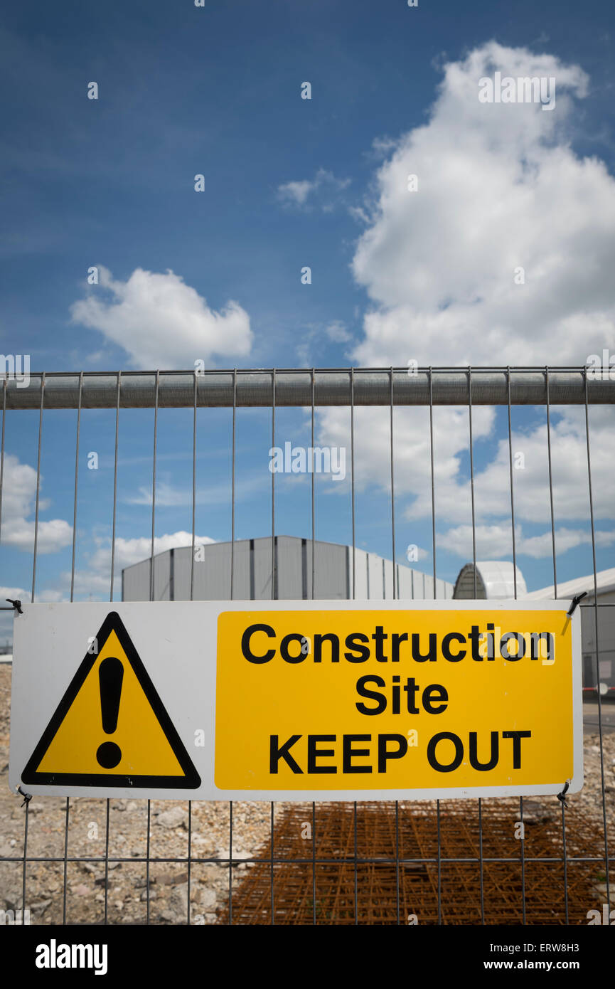 Baustelle fernzuhalten Zeichen auf dem Zaun einer Baustelle Stockfoto