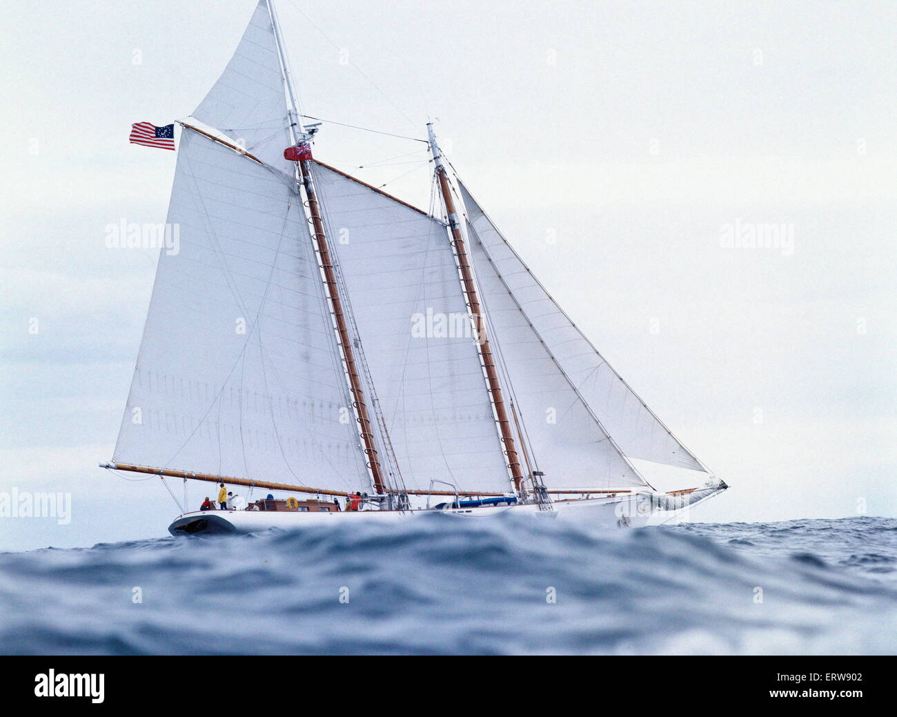 AJAXNETPHOTO - 1979. FOWEY, CORNWALL, ENGLAND. -REPLIK DER URSPRÜNGLICHEN SCHONER AMERICA, GEWINNER DES 1851 RUND UM DIE ISLE OF WIGHT 100 GUINEA CUP REGATTA - AMERIKA II, EIN TALL SHIPS RACE DER CORNISH KÜSTE AB. FOTO: JONATHAN EASTLAND/AJAX REF: HDD YA 1979 Stockfoto