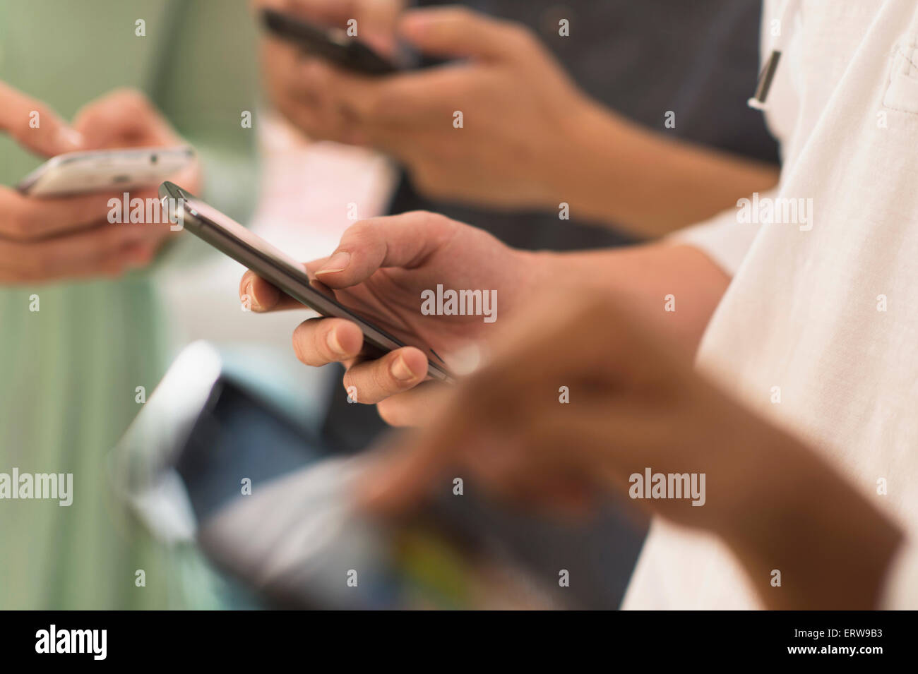 Nahaufnahme von Händen SMS auf dem Handy Stockfoto