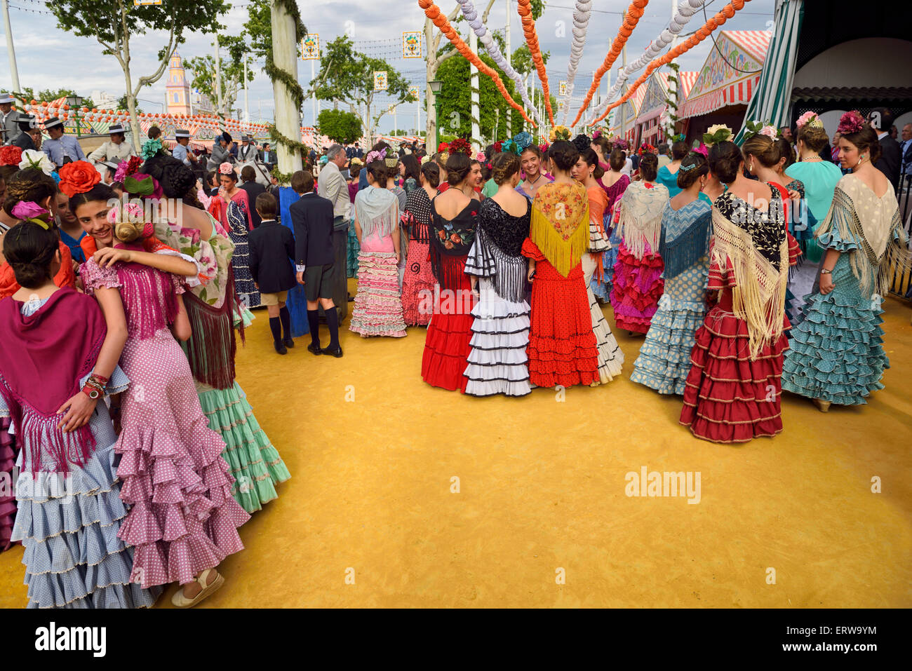 Junge Studentinnen, gekleidet in Flamenco-Kleider im April Fair in Sevilla Stockfoto