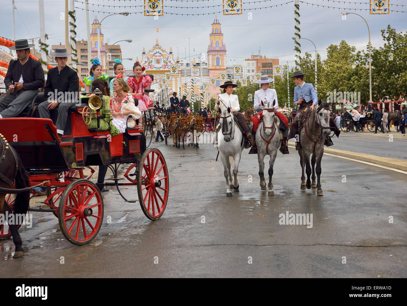 Maultier gezogenen Wagen und Reiter auf Antonio Bienvenida Straße mit Main Gate 2015 April Messe Sevilla Stockfoto