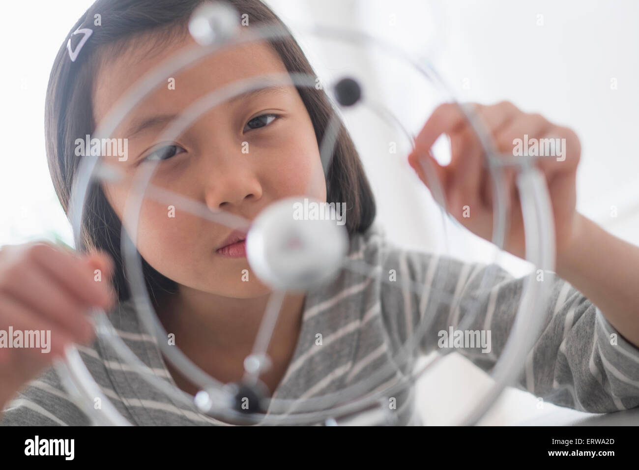 Chinesische Studenten untersuchen molekulare Modell Stockfoto