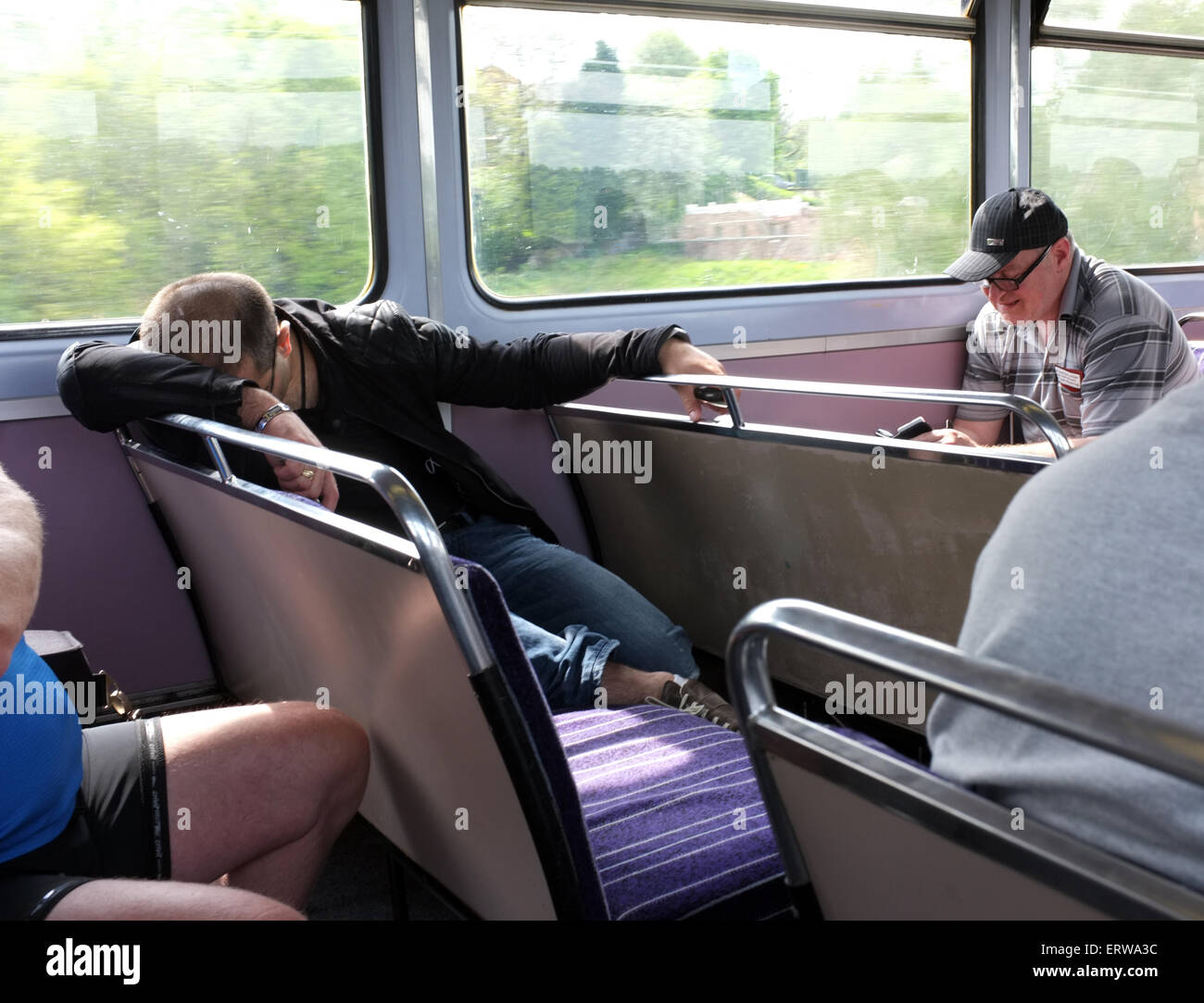 Müde, gelangweilt Passagiere in einem Zug in North West England UK Stockfoto