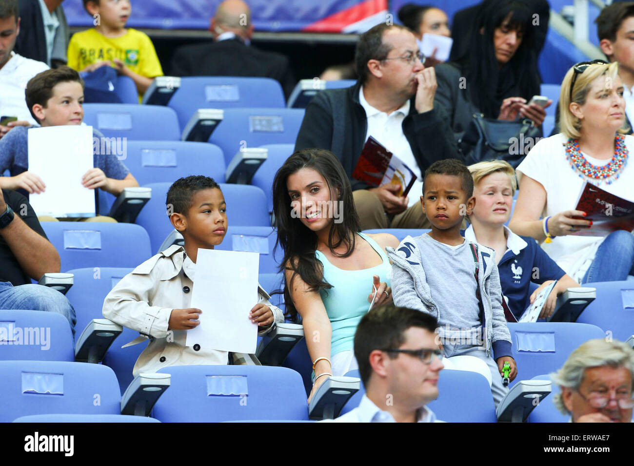 Stade de France, Paris, Frankreich. 7. Juni 2015. Internationale Herren Fußball Freundschaftsspiel. Frankreich gegen Belgien. Ludivine Sagna et ses Enfants Credit: Action Plus Sport/Alamy Live News Stockfoto