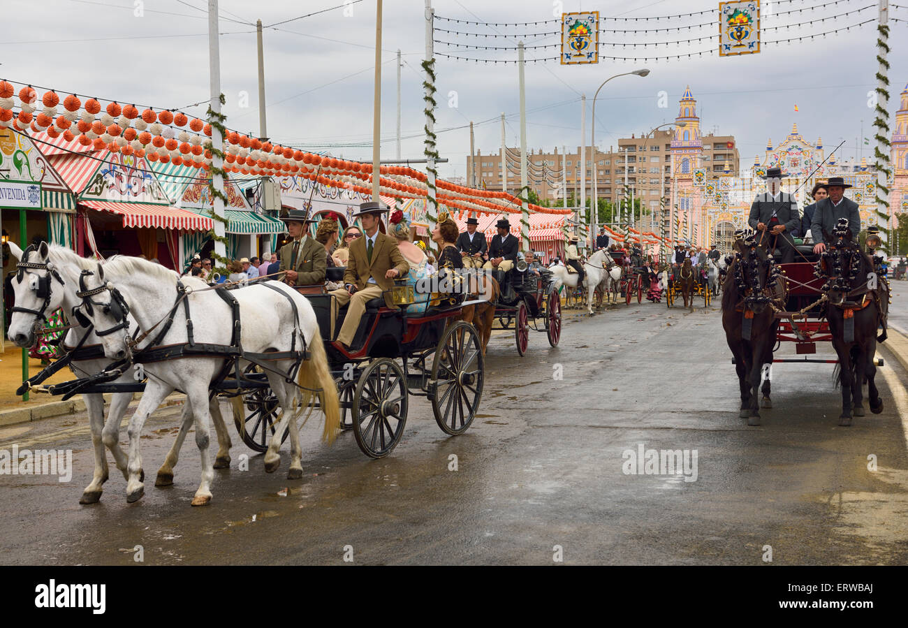 Parade der Pferd Wagen auf Antonio Bienvenida Straße mit Casetas und Main Gate 2015 Sevilla April Fair gezeichnet Stockfoto