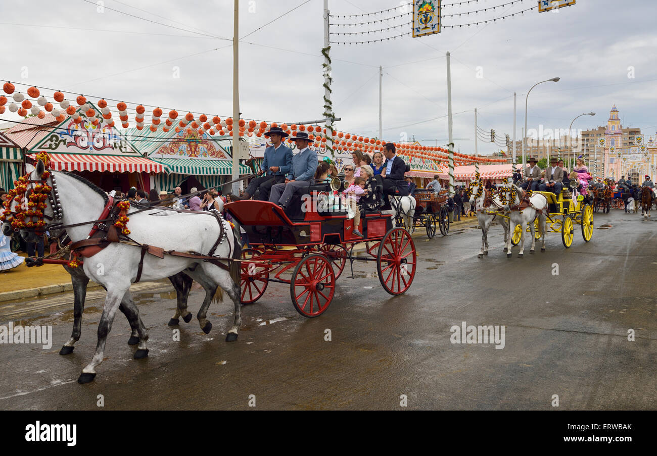 Parade der Pferdekutschen mit Familien auf der Main Gate 2015 Sevilla April Messe Stockfoto