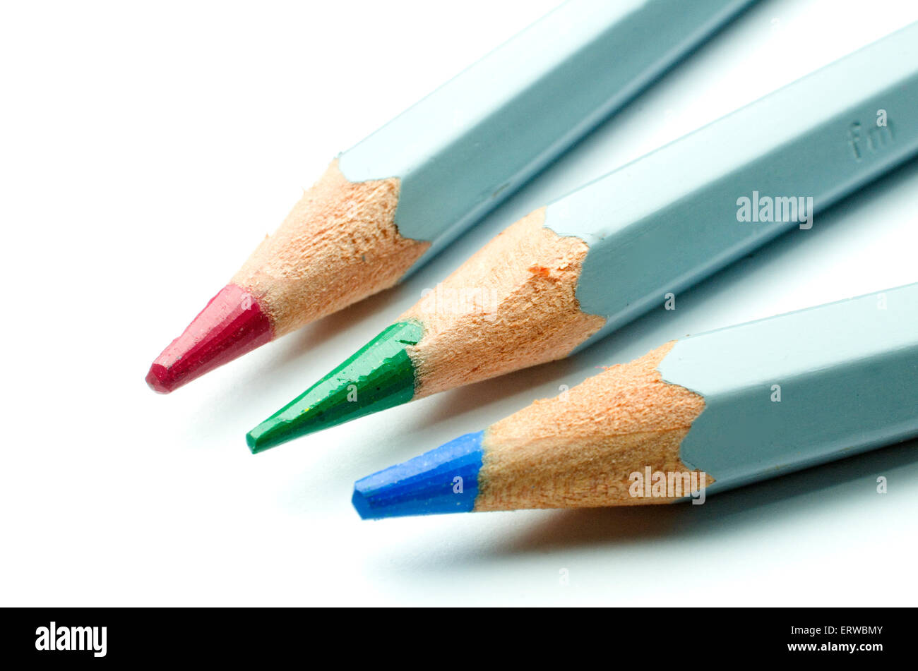 Rot, grün und blau Bleistift Buntstifte schließen sich auf weißem Hintergrund. Stockfoto