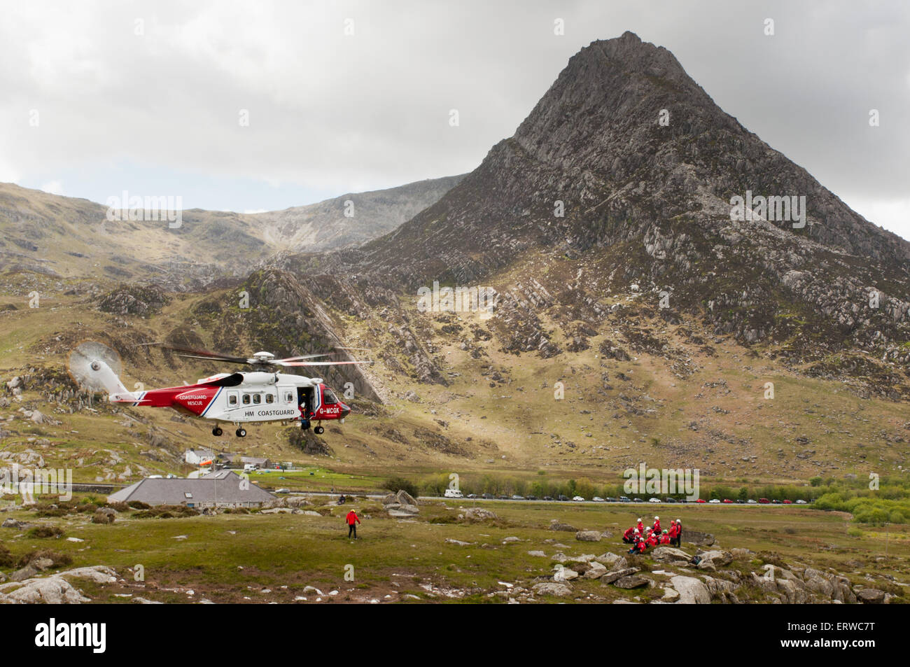 Ein Bristow SAR-Hubschrauber nähert sich die Ogwen Valley Mountain Rettungszentrale am Fuße des Tryfan Stockfoto