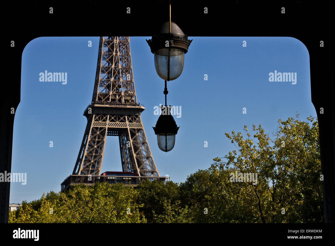 Blick auf Eiffelturm von Bir-Hakeim-Brücke Stockfoto