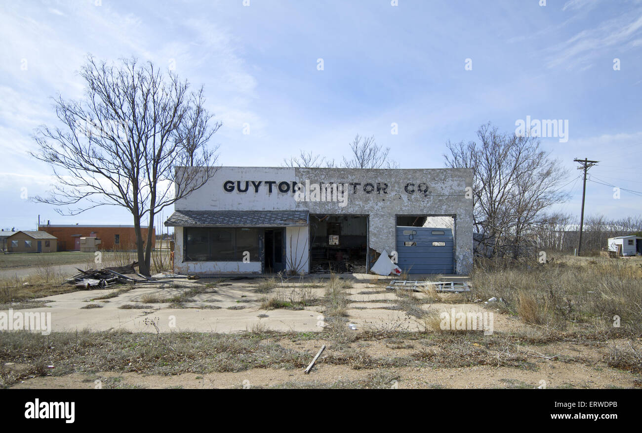 Das alte Guyton Motor Company Servicecenter entlang der Route 66 in Texas. Stockfoto