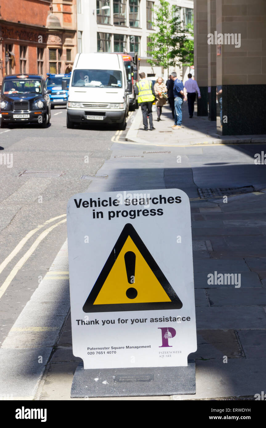 Ein Fahrzeug sucht in Fortschritt Zeichen im Zentrum von London. Stockfoto