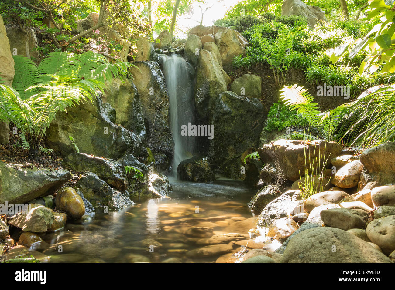 Schöner Wasserfall in einem japanischen Garten. Langzeitbelichtung Foto. Stockfoto