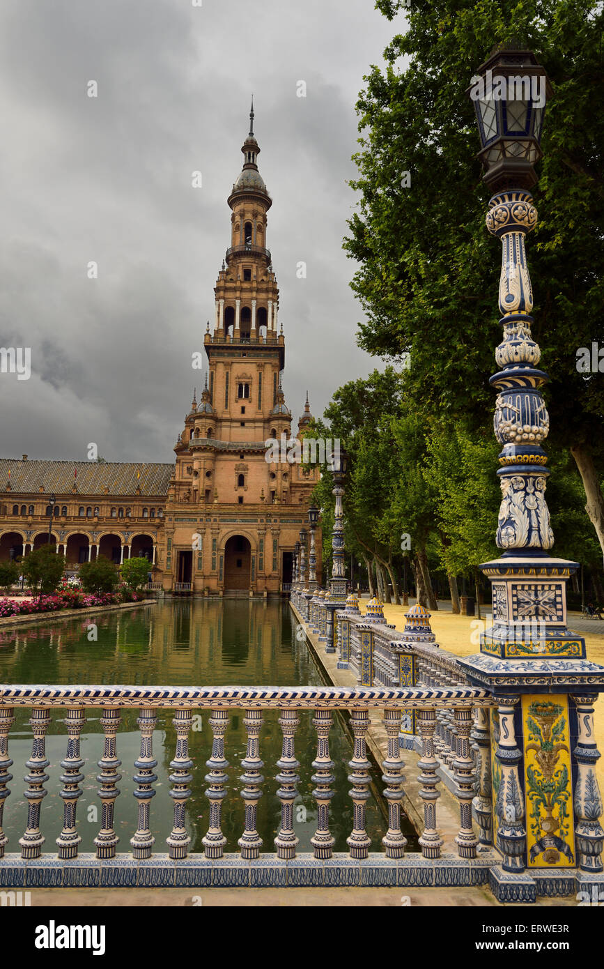 Bemalte Keramik Geländer und Lampe Pfosten entlang Kanal mit South Tower am  Plaza de Espana Sevilla Spanien Stockfotografie - Alamy