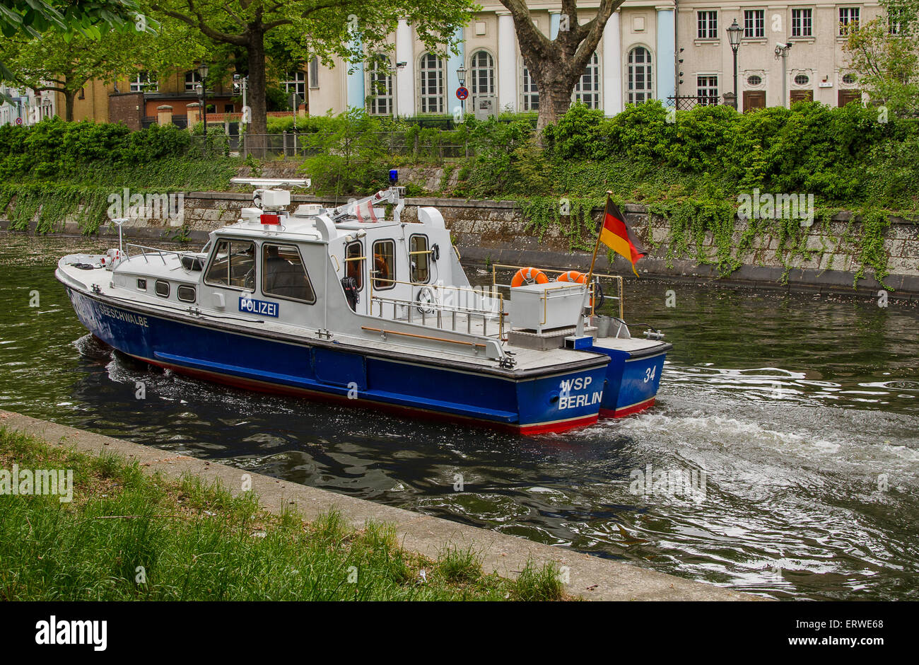 Police Patrol Boat an einem Berlin-Kanal Stockfoto