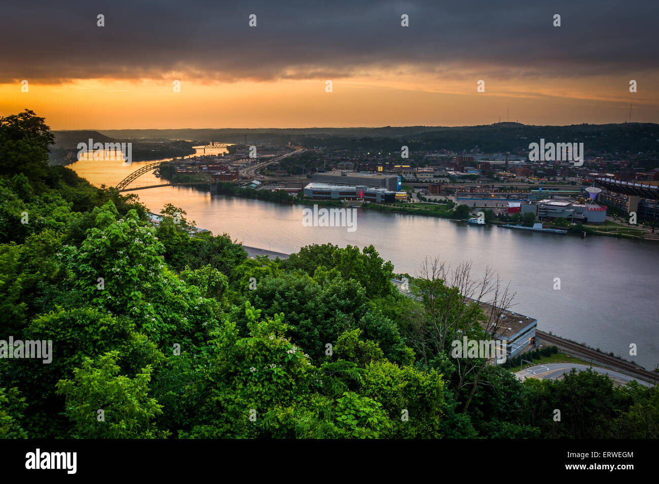 Sonnenuntergang über den Ohio River in Pittsburgh, Pennsylvania. Stockfoto