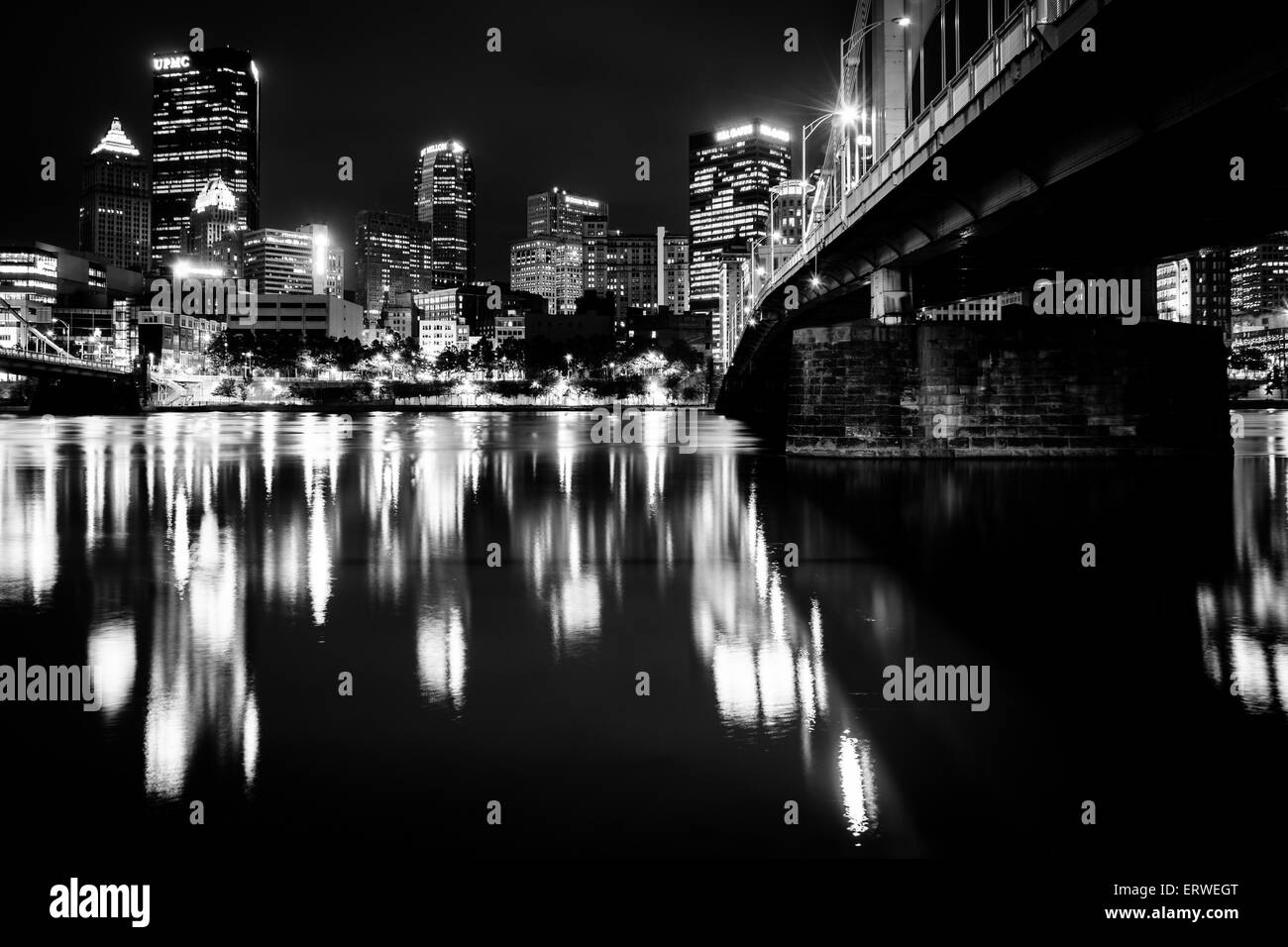 Andy Warhol-Brücke und Skyline bei Nacht, in Pittsburgh, Pennsylvania. Stockfoto