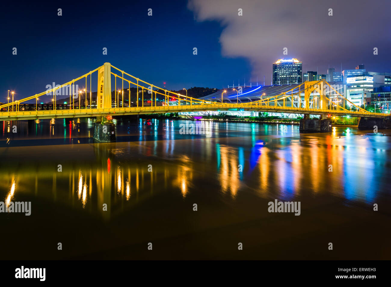 Der Andy-Warhol-Brücke über den Allegheny River in der Nacht, in Pittsburgh, Pennsylvania. Stockfoto