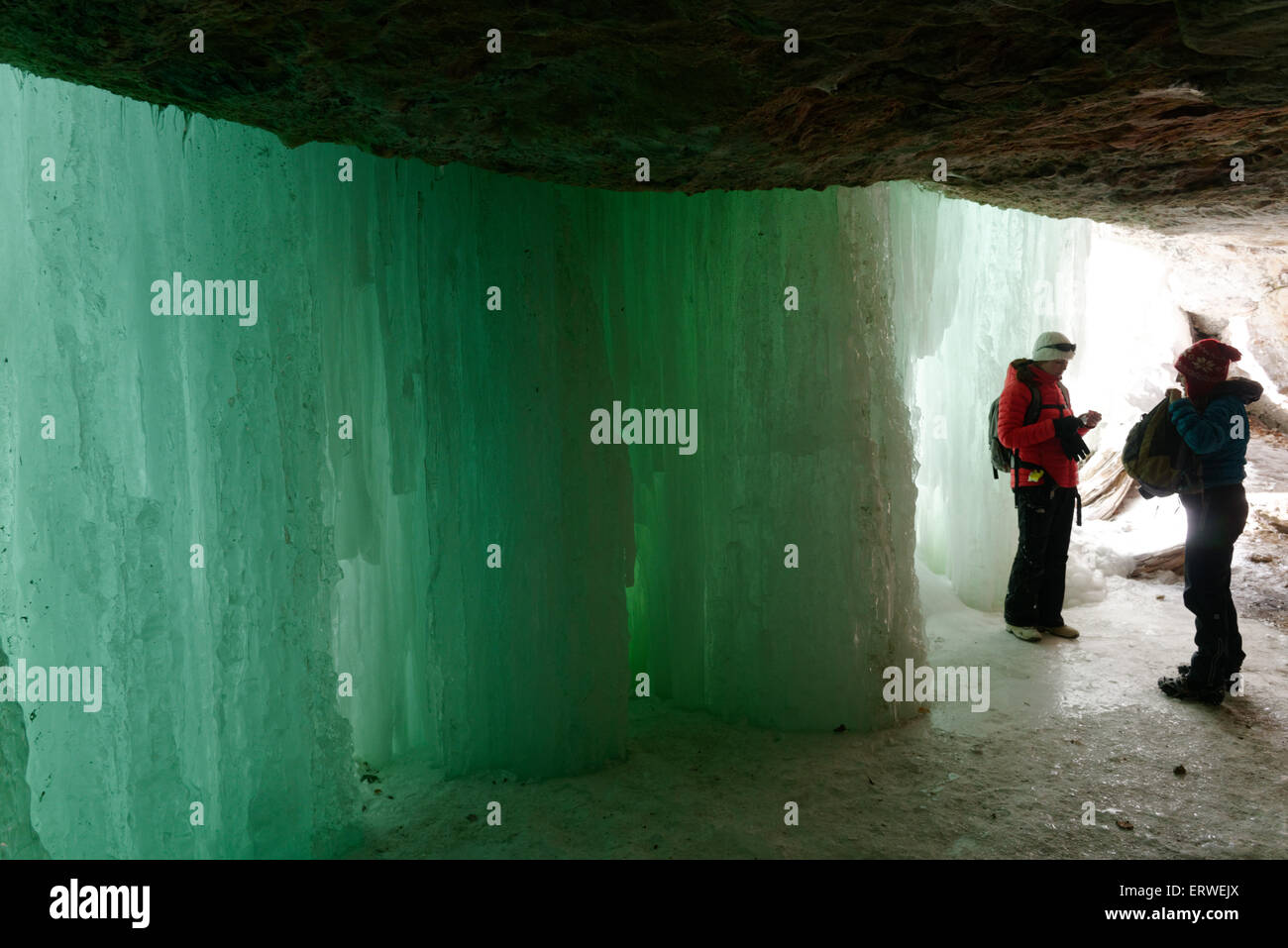 Fantastische Eiszapfen in einem gefrorenen Wasserfall in Quebec, Kanada Stockfoto