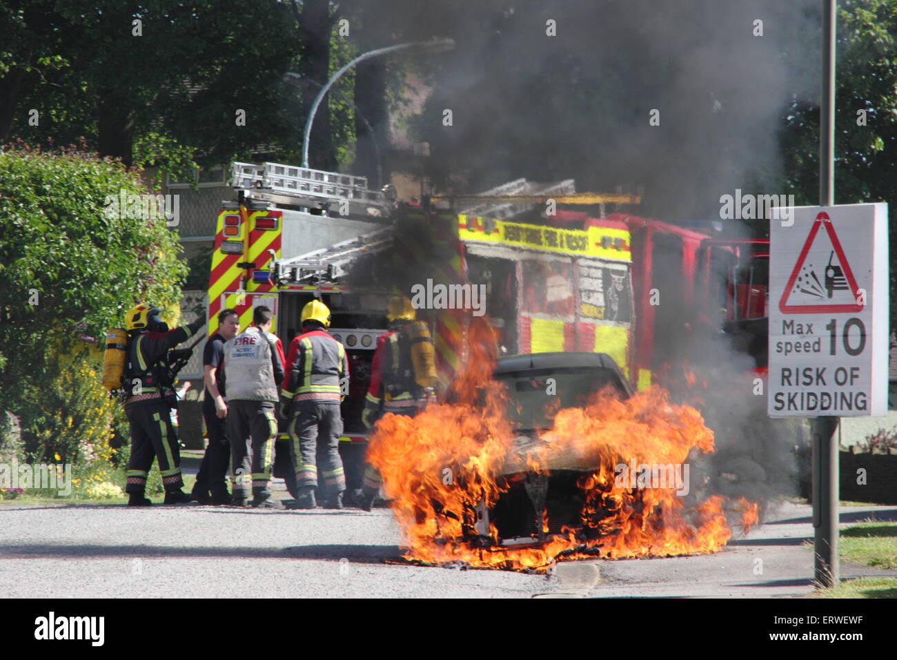 Feuerwehrmänner bekämpfen einen Brand in einer Wohnstraße in Derbyshire, England, Großbritannien Stockfoto