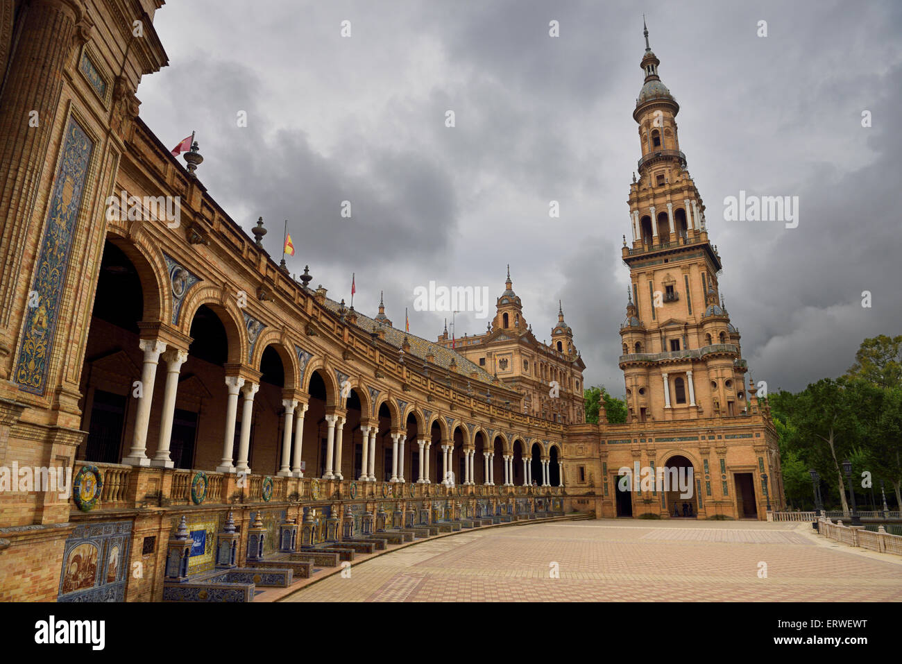 Südturm mit gekrümmten Reihe von Nischen der spanischen Provinzen an Plaza de Espana in Sevilla Stockfoto