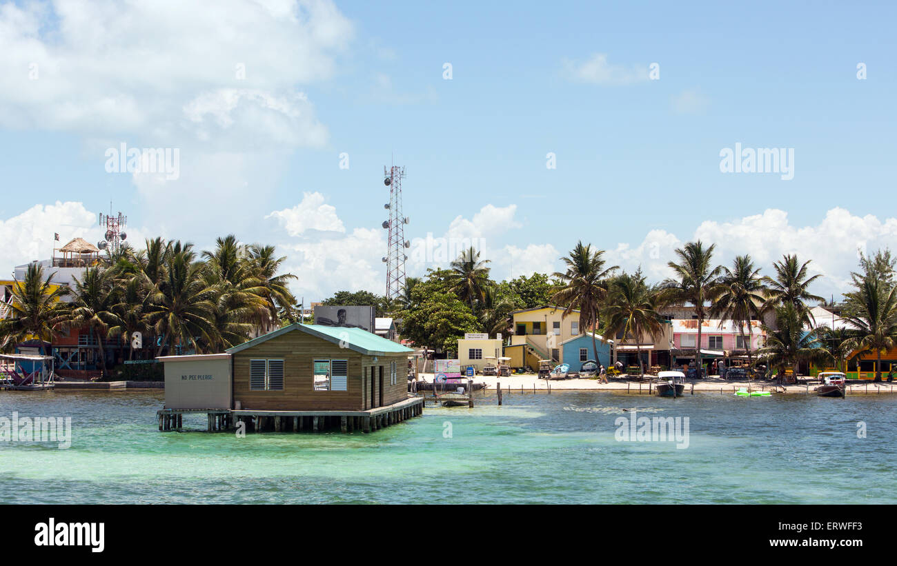 Ein Blick auf der Insel Caye Caulker vom Boot aus. Stockfoto