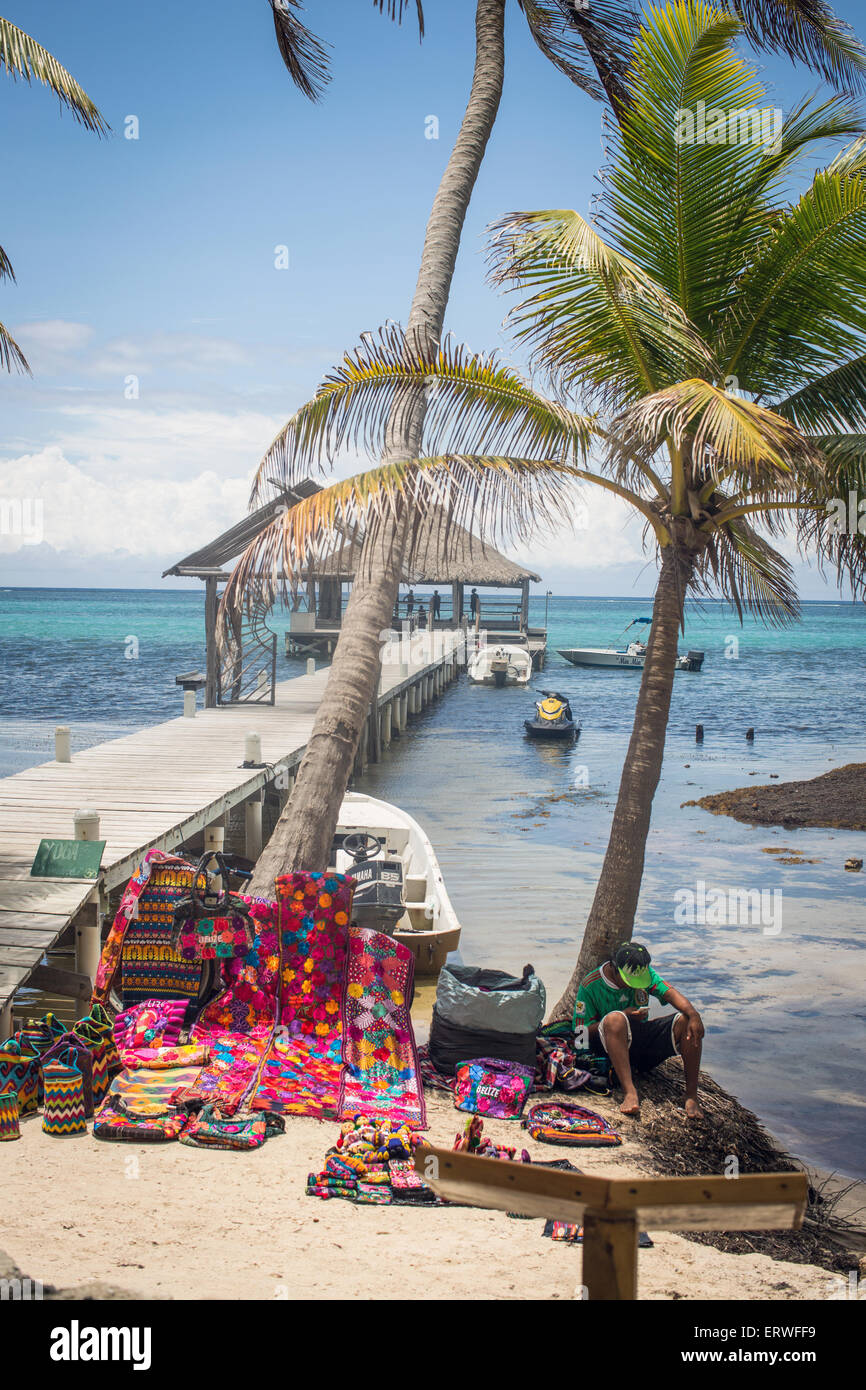 Ein Belizean Kreditor an Touristen am Strand auf der Insel Ambergris Caye lokales Kunsthandwerk verkaufen. Stockfoto