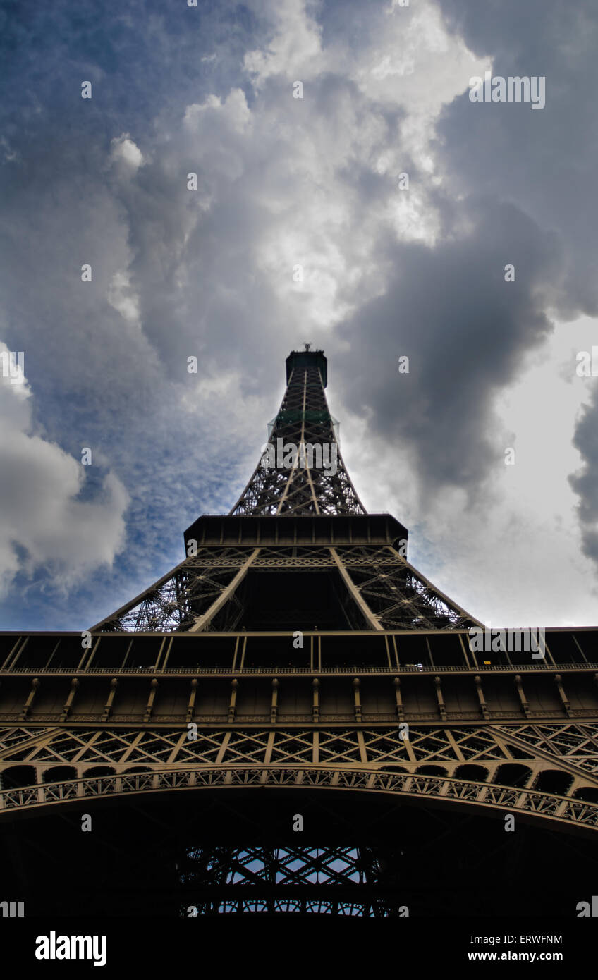 Eiffelturm von Paris mit blauen Wolkenhimmel Stockfoto