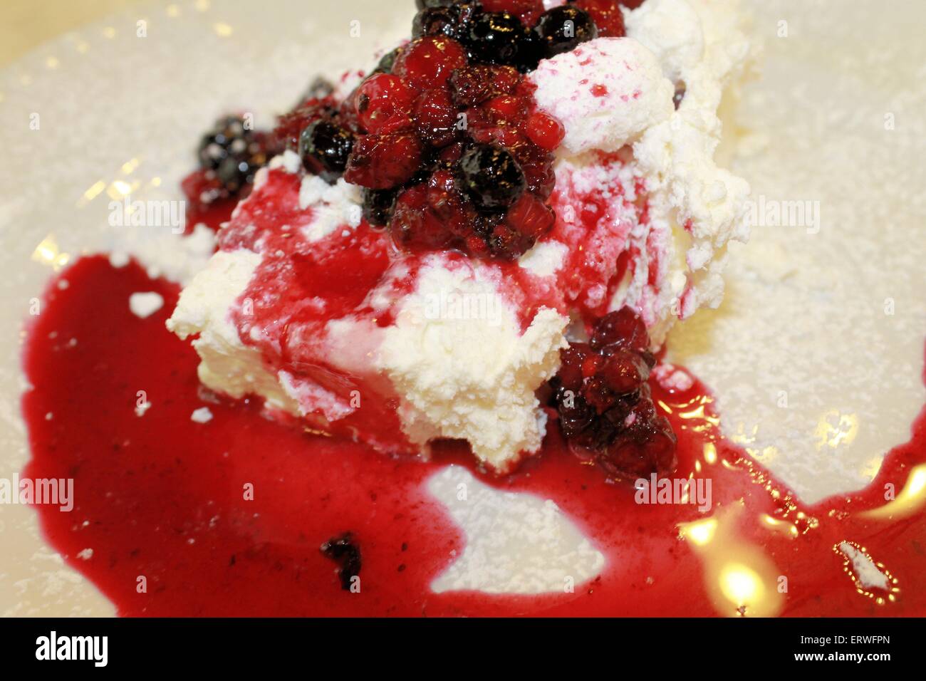 Baiser Torte mit Beeren Stockfoto