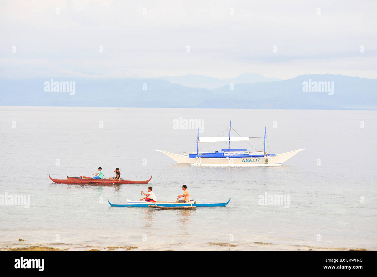 Jungen Filipinos Position heraus für Angelausflug, Panagsama Beach Moalboal Philippinen Stockfoto