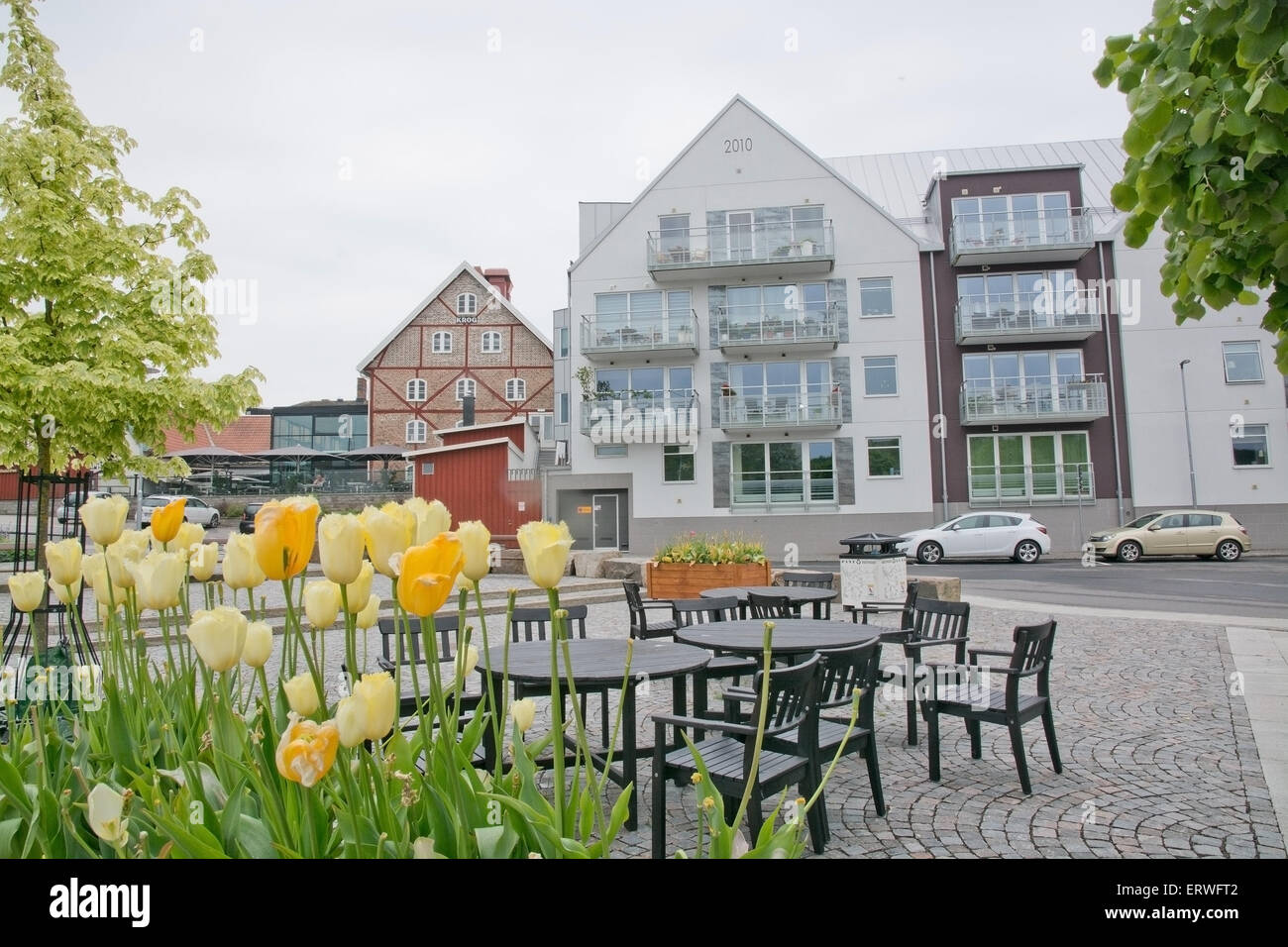 FALKENBERG, Schweden - 6. Juni 2015: Moderne Wohngebäude mit Tulpen im Zentrum der Stadt am 6. Juni 2015 in Falkenberg, Schweden Stockfoto