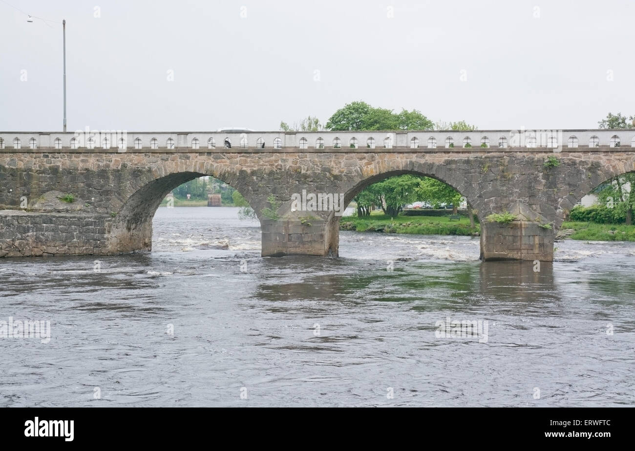 FALKENBERG, Schweden - 6. Juni 2015: Alte Maut Steinbrücke am 6. Juni 2015 in Falkenberg, Schweden. Stockfoto