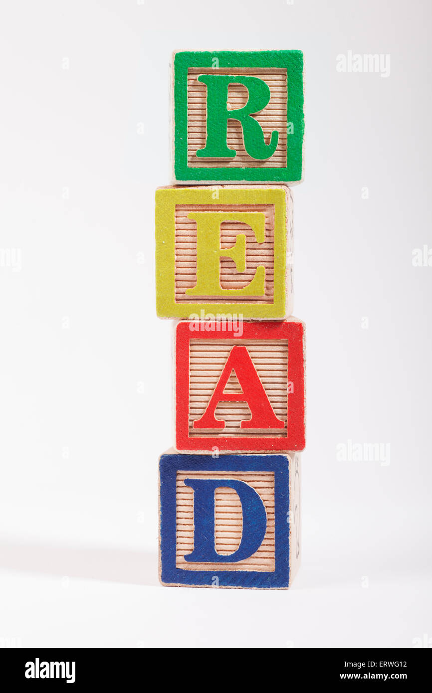 Das Wort 'Lesen' ausgeschrieben mit Kinder Bausteine Stockfoto