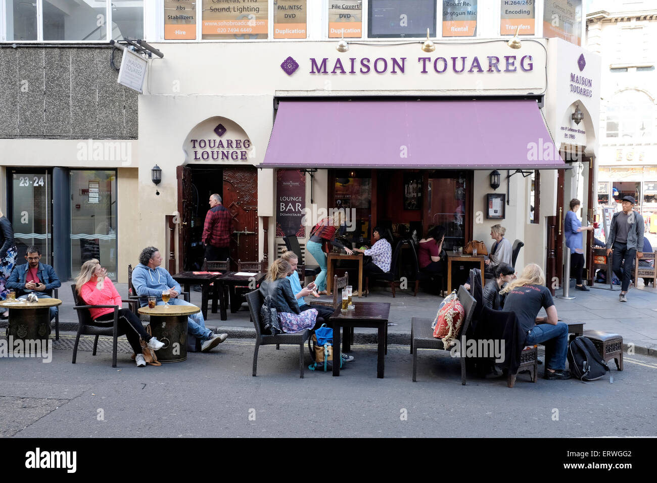 Menschen sitzen vor einem Restaurant in Soho, London Stockfoto