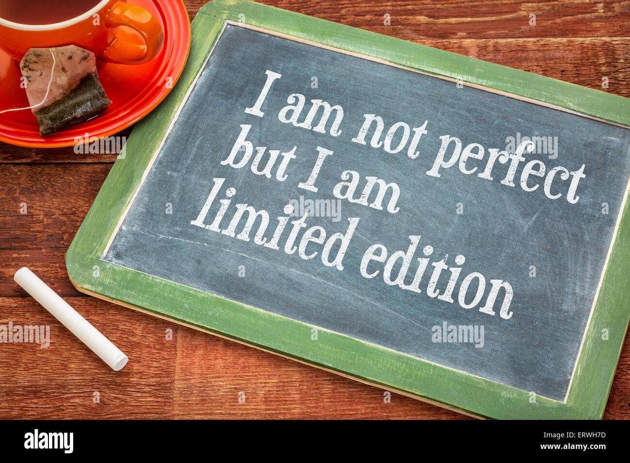 Ich bin nicht perfekt, aber ich bin Limited Edition - Individualität-Konzept auf einer Schiefertafel Tafel mit Kreide und Tasse Tee Stockfoto