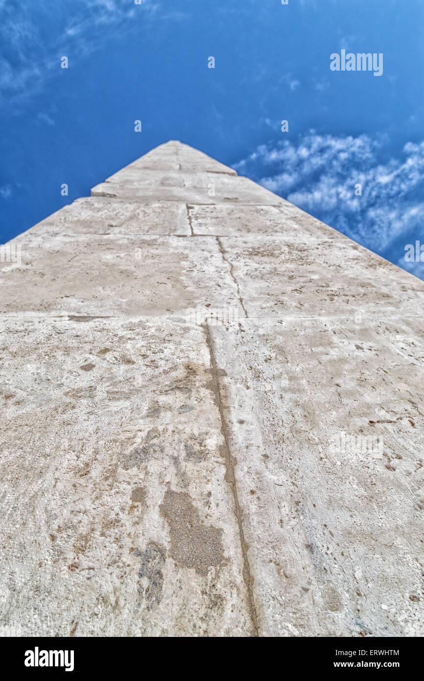 Einen langen steinernen Tipp nach Fluchtpunkt am Horizont am Himmelshintergrund Stockfoto