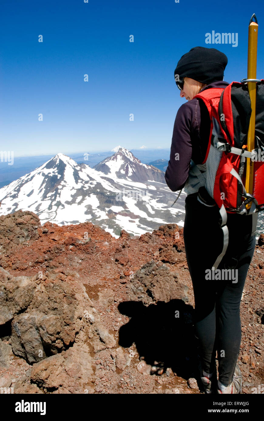 Eine erwachsene Frau erreicht die Spitze der South Sister in Zentral-Oregon Stockfoto