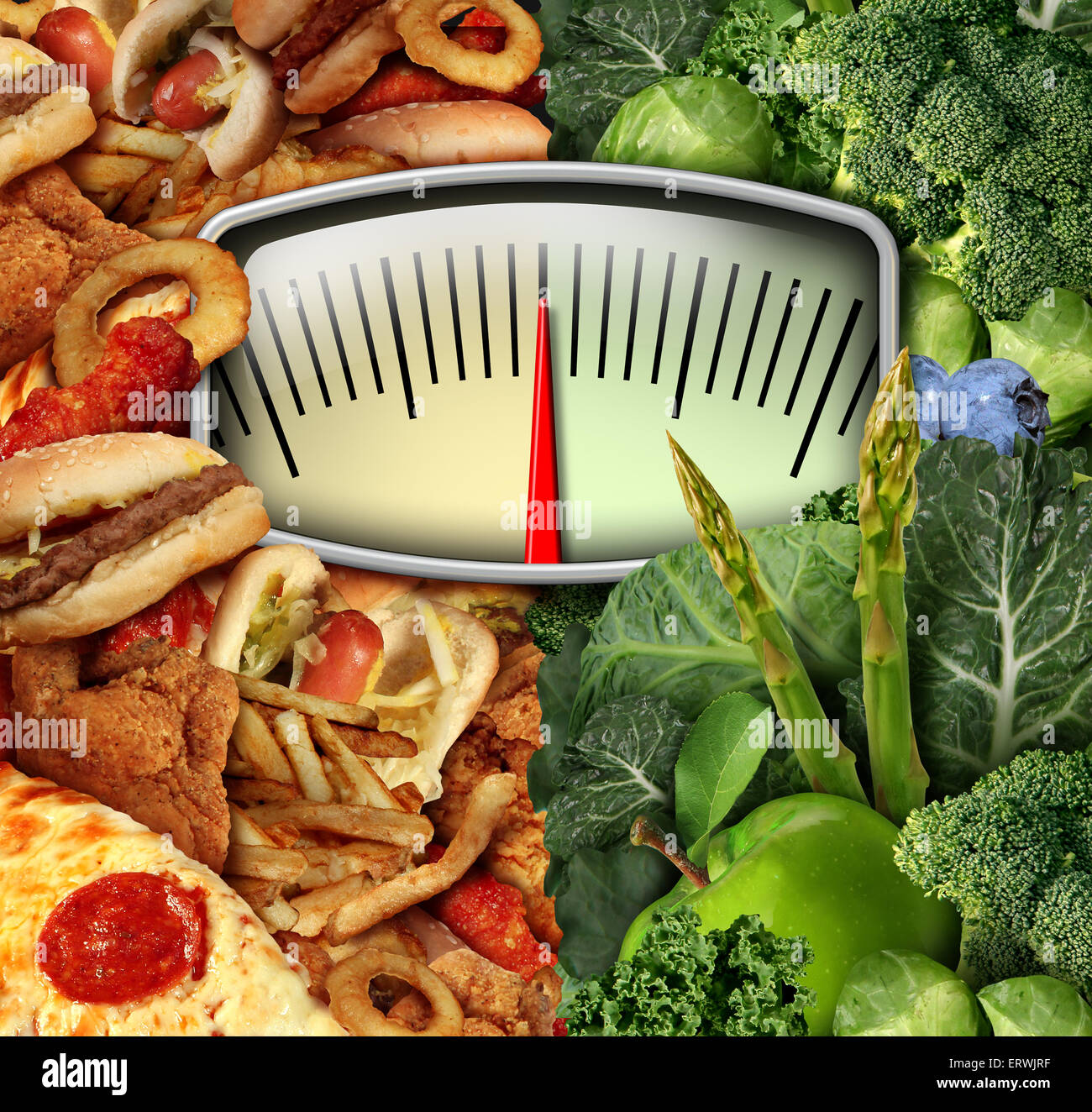 Eine Diät Wahl Waage mit ungesunden Junk food einerseits und gesundes Obst und Gemüse auf der anderen Hälfte als Fitness und Ernährung essen Entscheidung Symbol. Stockfoto