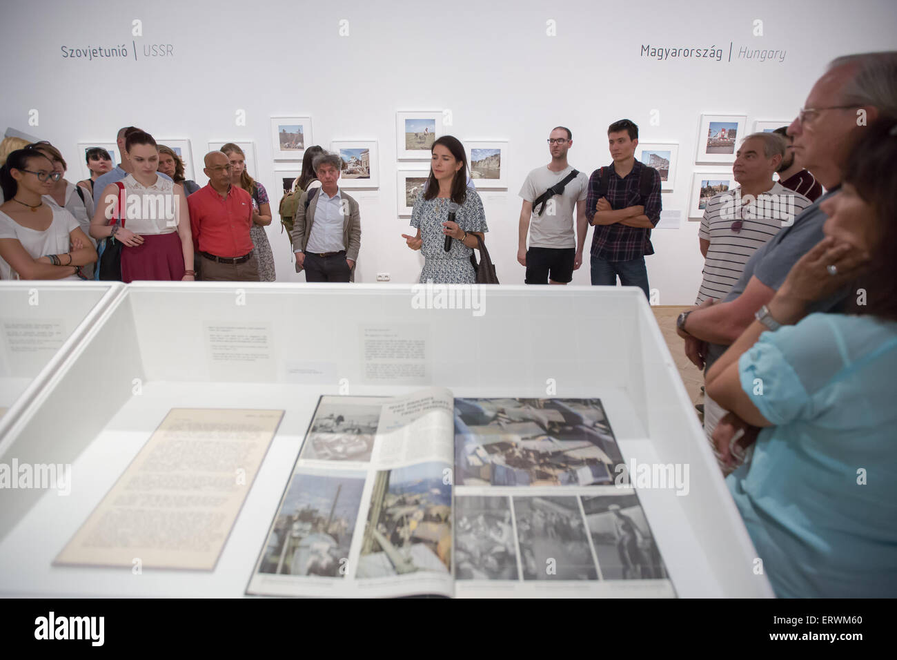 Budapest. 8. Juni 2015. Menschen besuchen "Capa in Farbe" Foto-Ausstellung im Robert Capa zeitgenössische Fotografie-Center in Budapest, Ungarn am 8. Juni 2015. Diese Ausstellung präsentiert Robert Capas Farbe arbeiten zum ersten Mal in Europa auf die Capa-Center. Robert Capa war einer der größten Kriegsfotografen, geboren in Ungarn, aber US-Staatsbürgerschaft. © Attila Volgyi/Xinhua/Alamy Live-Nachrichten Stockfoto